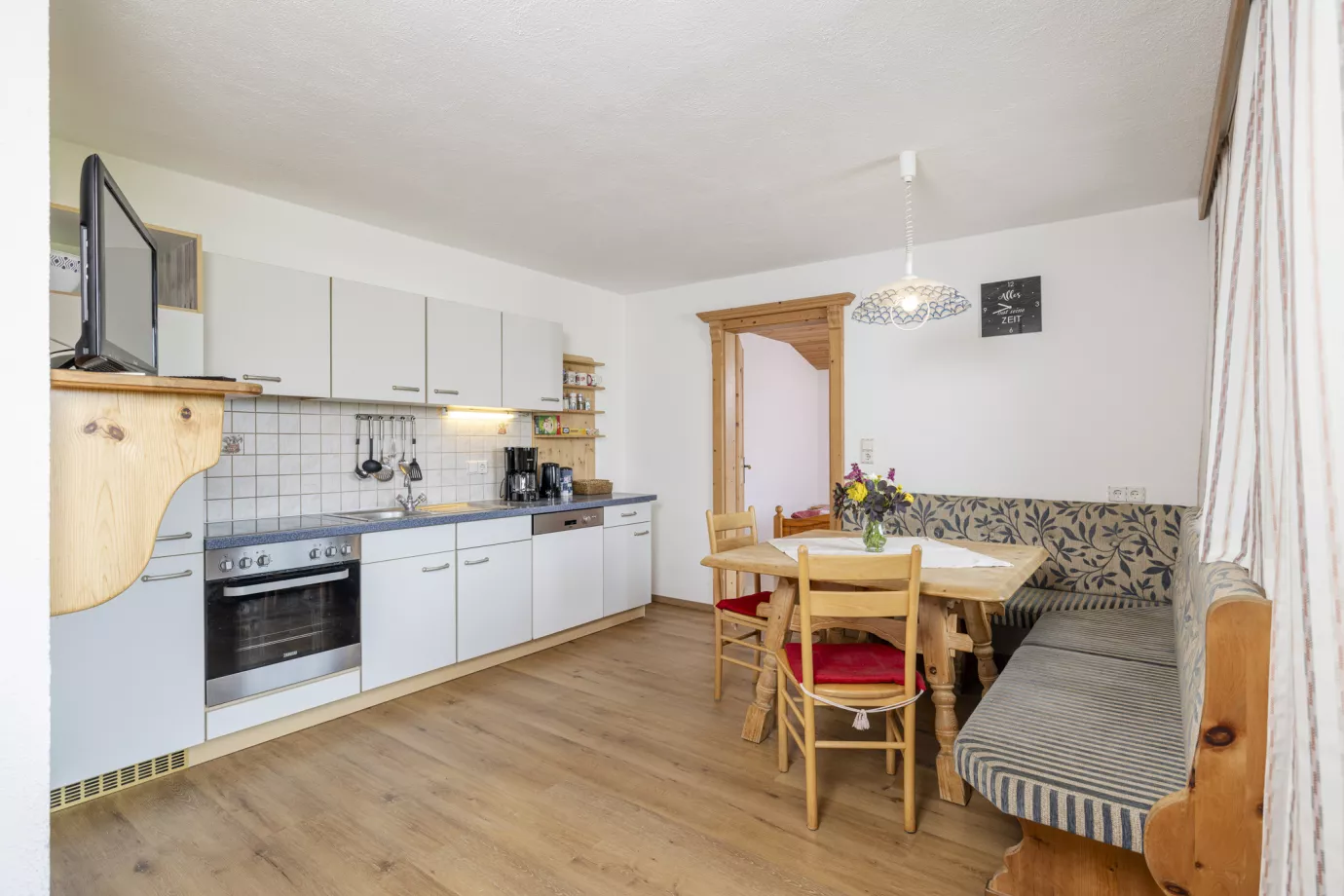 Bild der Küche in der Ferienwohnung Ahorn - Schmeisshof