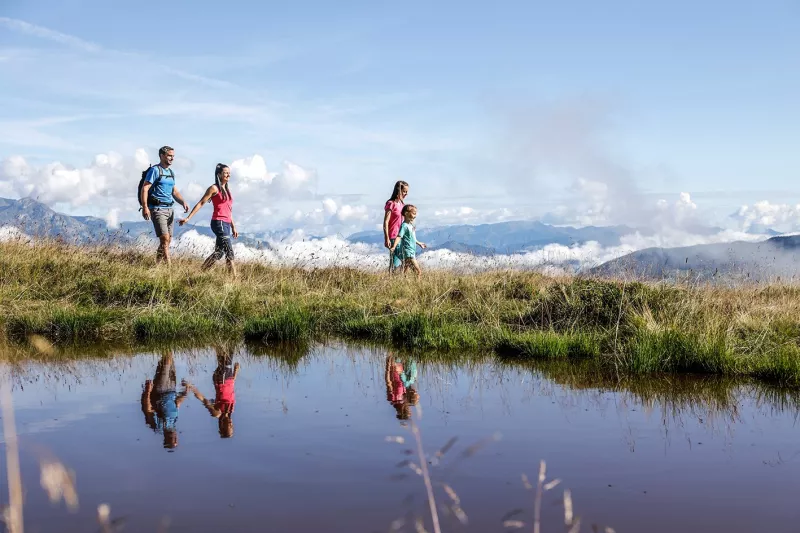 Familie wandert am See
