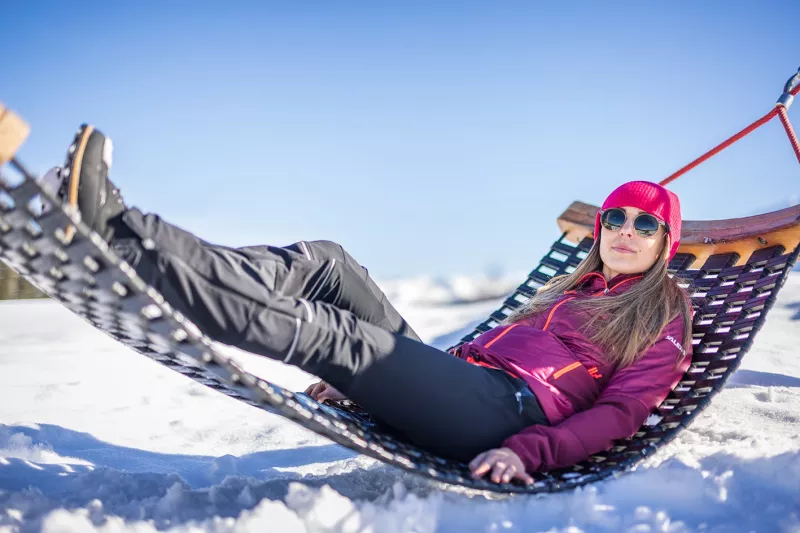 Chillen auf einer Hängematte im Schnee